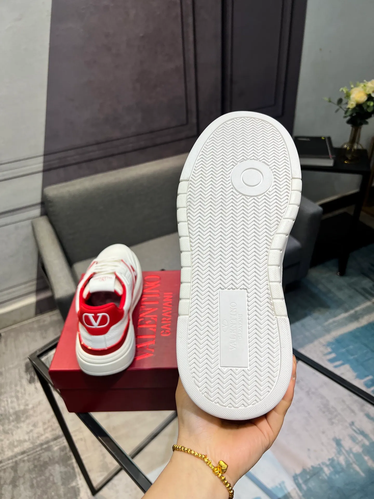 Men's men's shoes 💰660 𝑽𝒂𝒍𝒆𝒏𝒕𝒊𝒏𝒐 Valentino 𝑶𝒏𝒆𝑺𝒕𝒖𝒅 Couple's sneaker series Valentino 2025 latest couple's sneakers, celebrity style, hot sale. The original ZP was purchased and dismantled. Repeated pattern making and modification. I strive to restore the original version 1:1! Top luxury masterpiece, soft and comfortable, combining fashion and leisure, bringing excellent elegant texture and excellent on-foot comfort. Top purchase version upper: imported calfskin surface/original oil edge craftsmanship. Inner: water-dyed cowhide lining. Outsole: original development 𝐓𝐏𝐔 two-color combination outsole. Packaging: original configuration complete package. Code number: 35-44 yards. 34.45 can be customized. Can be customized (self-labeled-no label) order.
